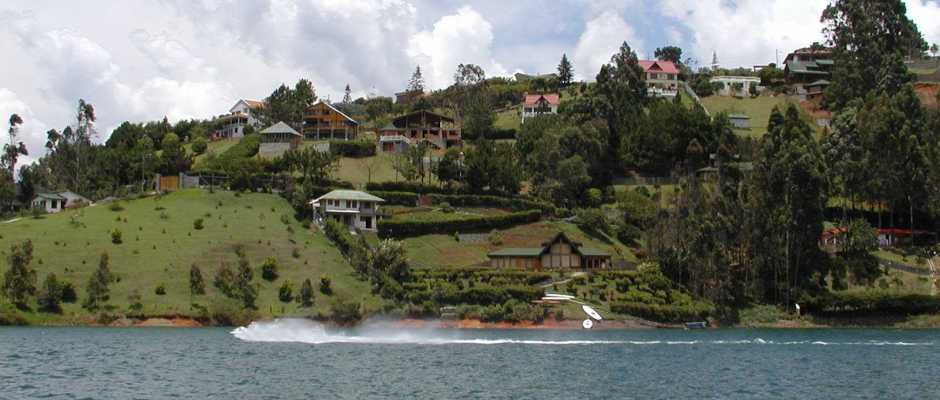 Book your holiday villa in Calima Lake and enjoy a holiday with family
