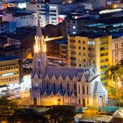 Foto de la vista nocturna de la Iglesia La Ermita