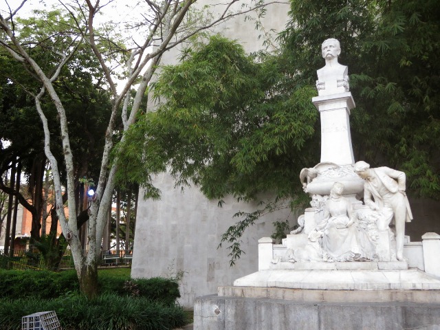 Monumento a Jorge Isaacs en Cali, Colombia.