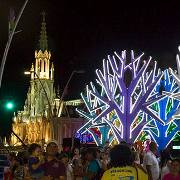 Iluminaciones en la Avenida Colombia en Cali, Colombia.