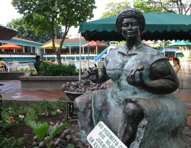 Monumento a la negra del chontaduro en Cali, Colombia.