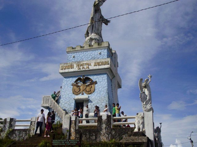 Monumento Virgen de Yanaconas en Cali, Colombia.