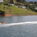 inflables arrastrados por lancha o jetski en el Lago Calima, Darien Colombia.